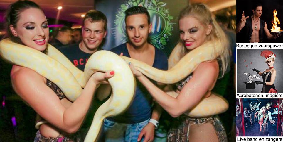 Burlesque performers met slangen